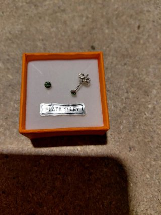 Pendientes pequeños de plata con piedra verde