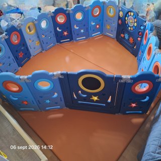 Parque infantil/corralito plegable y adaptable.
