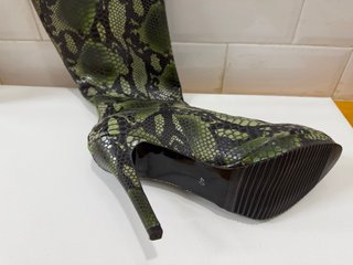 Botas altas mujer verde y rojo