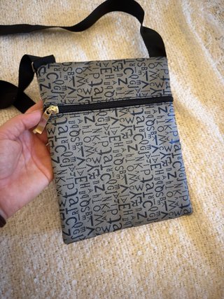 Bolso bandolera gris y negro