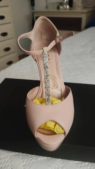 Zapatos de tacón rosa con pedrería