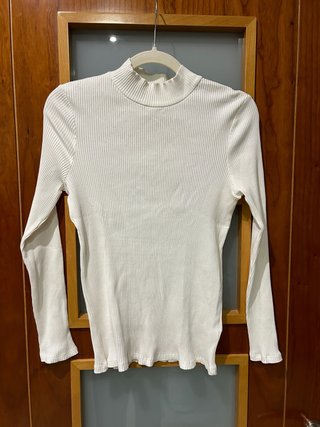Top cuello vuelto canalé blanco