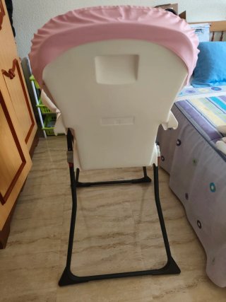 Silla de comer para bebé con diseño de ositos.