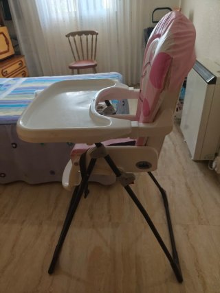 Silla de comer para bebé con diseño de ositos.