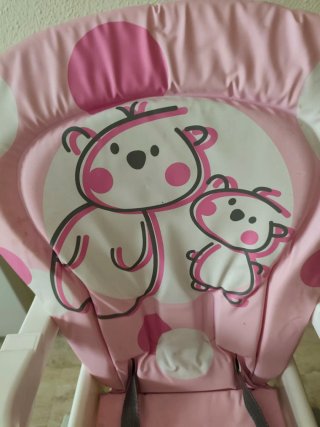Silla de comer para bebé con diseño de ositos.