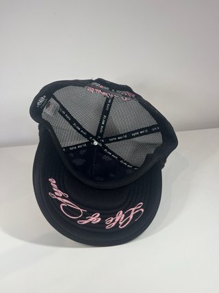 Gorra Syna Negra con Logo Rosa