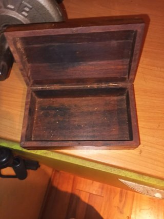 Baúl de madera y metal hecho a mano en india