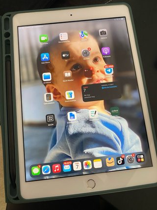 iPad Verde con Funda y Lápiz