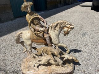 Figura porcelana cazador a caballo con perros