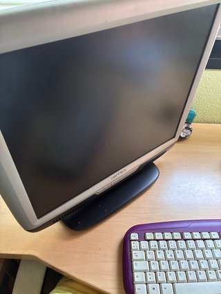 Monitor HannStar HU196 19” + Teclado USB Morado
