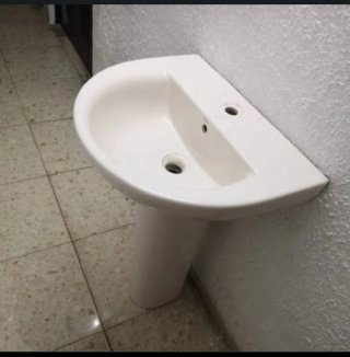 Lavabo de porcelana con pie