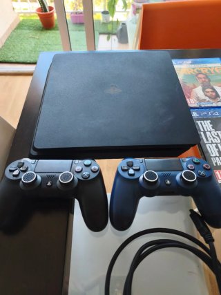 PS4 (PlayStation 4) Negra + 2 Mandos y 5 Juegos