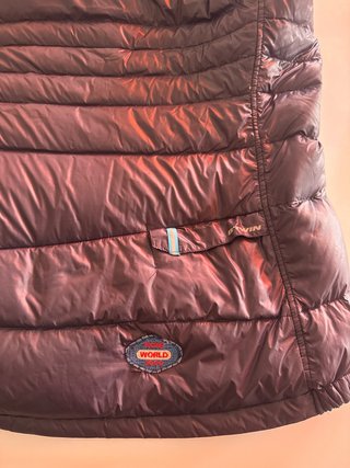 Chaleco plumífero morado y turquesa