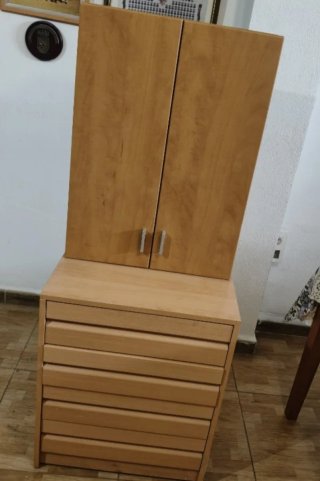 Armario alto y cajonera de madera