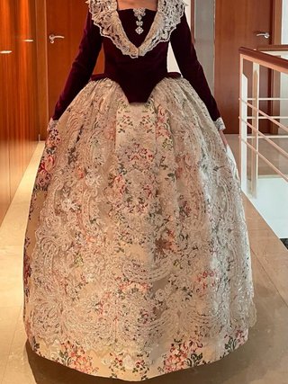 Traje de Fallera Beige y Rojo