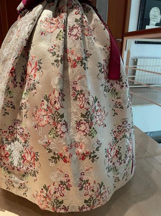 Traje de Fallera Beige y Rojo