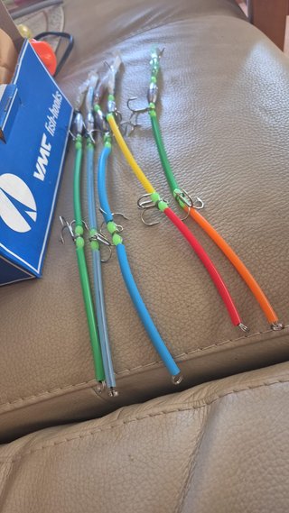 Artificiali da pesca colorati con ami