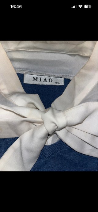 Jersey azul con lazo blanco