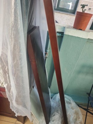 Mueble de madera con cajones  estantes y puetas
