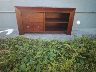 Mueble de madera con cajones  estantes y puetas