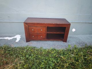 Mueble de madera con cajones  estantes y puetas