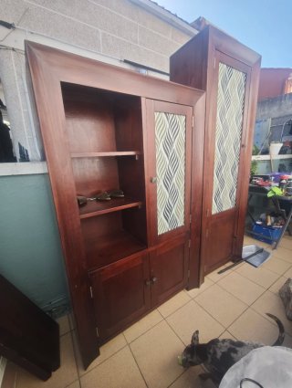 Mueble de madera con cajones  estantes y puetas