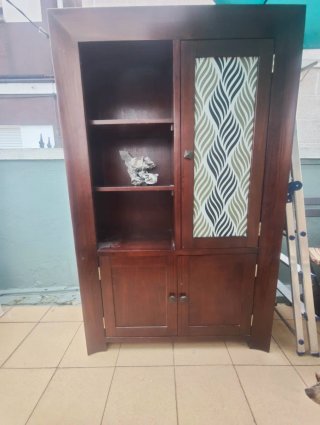 Mueble de madera con cajones  estantes y puetas