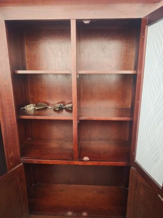 Mueble de madera con cajones  estantes y puetas