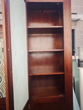 Mueble de madera con cajones  estantes y puetas