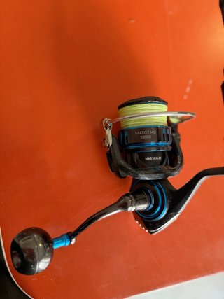 Lote jig Daiwa Saltist MQ 5000D + Caña Hart Miura