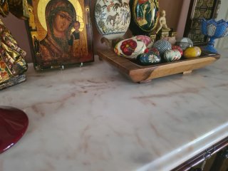 Consola aparador con tapa de mármol rosa.