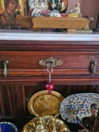 Consola aparador con tapa de mármol rosa.