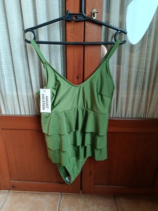 Bañador verde con volantes