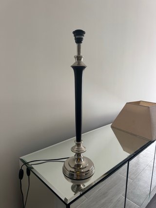 Lámpara de mesa beige y plateada