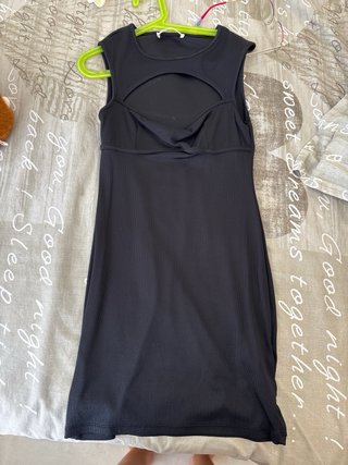 Vestido negro con escote cut-out