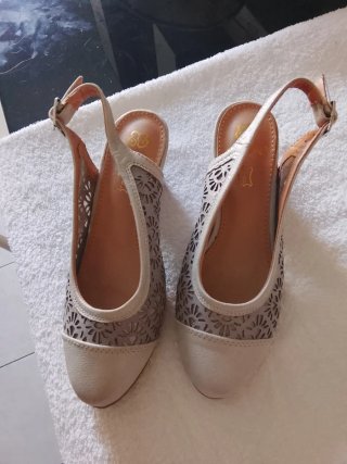 Zapatos Slingback Beige y Plateados