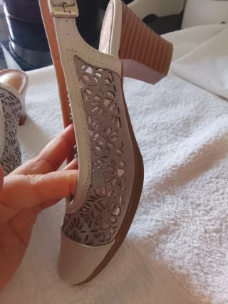 Zapatos Slingback Beige y Plateados