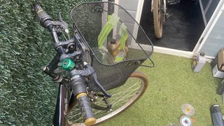 Bicicleta urbana negra con cesta y traspontín