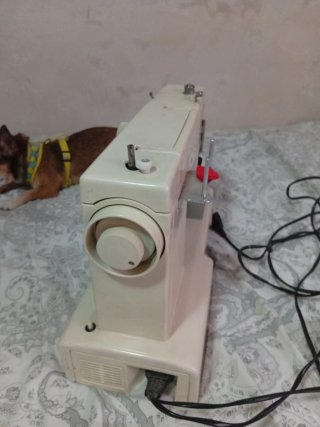 Máquina de coser Yamaha FY-811 portátil