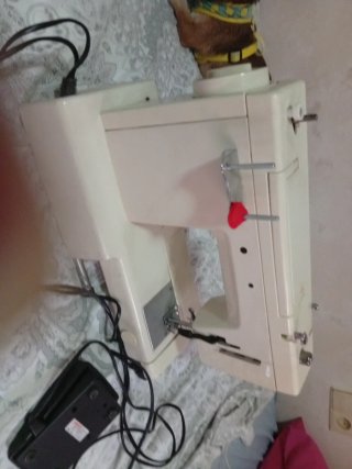 Máquina de coser Yamaha FY-811 portátil