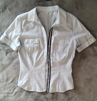 Camisa azul de manga corta