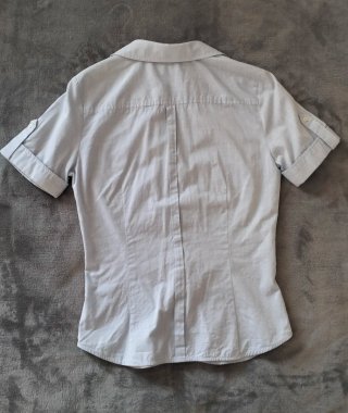 Camisa azul de manga corta
