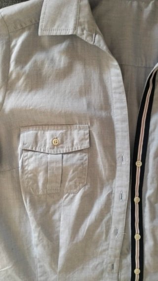 Camisa azul de manga corta