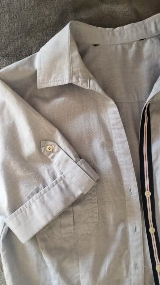 Camisa azul de manga corta