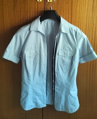 Camisa azul de manga corta