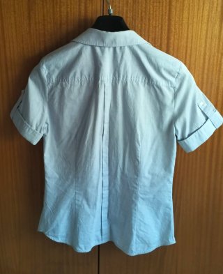 Camisa azul de manga corta