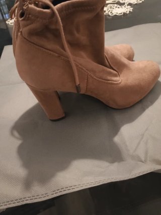 Botines tacón color nude.