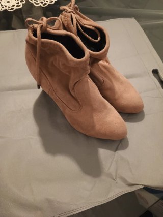 Botines tacón color nude.