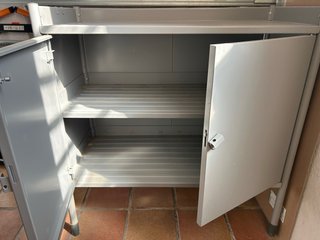 Mueble metálico gris para jardín