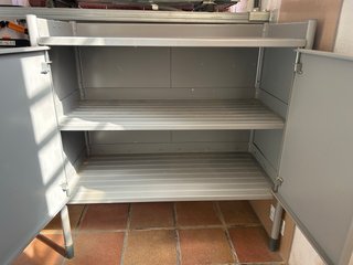 Mueble metálico gris para jardín